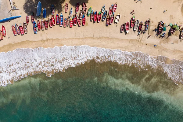 Pemandangan udara kapal nelayan di pantai Tarrafal di Santiago islan — Stok Foto