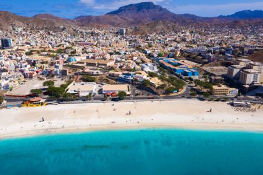 Sao Vicente Adası 'ndaki Mindelo şehrindeki Laginha plajının hava manzarası.