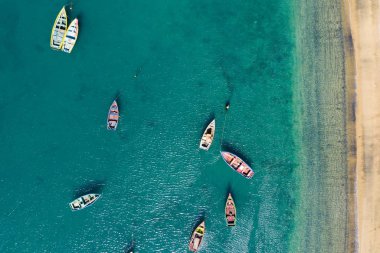 Cape Verde 'deki Sao Vicente Adası' ndaki Mindelo plajının hava manzarası.