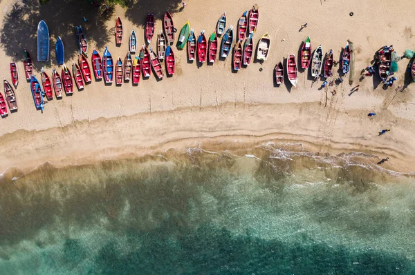 Flygfoto av fiskebåtar i Tarrafal beach i Santiago islan — Stockfoto