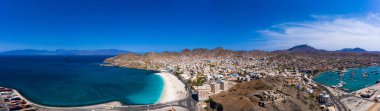 Sao Vicente Adası 'ndaki Mindelo şehrindeki Laginha plajının hava manzarası.