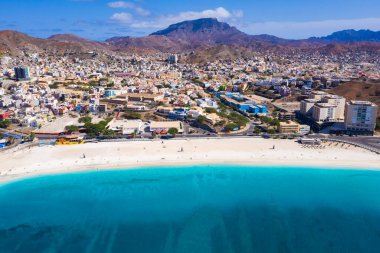 Sao Vicente Adası 'ndaki Mindelo şehrindeki Laginha plajının hava manzarası.