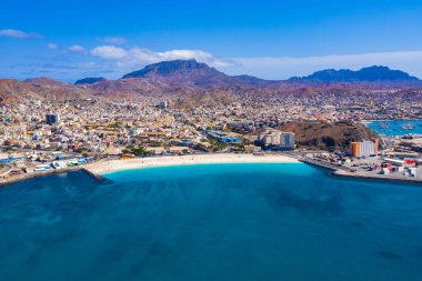 Sao Vicente Adası 'ndaki Mindelo şehrindeki Laginha plajının hava manzarası.