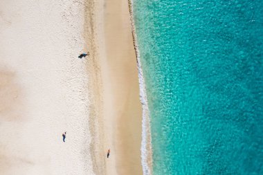 Sao Vicente Adası 'ndaki Mindelo şehrindeki Laginha plajının hava manzarası.