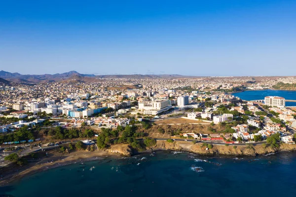 Santiago - Cape Verde başkentidir Praia şehrin havadan görünümü — Stok fotoğraf