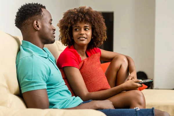 美国黑人夫妇在客厅看电视 — 图库照片