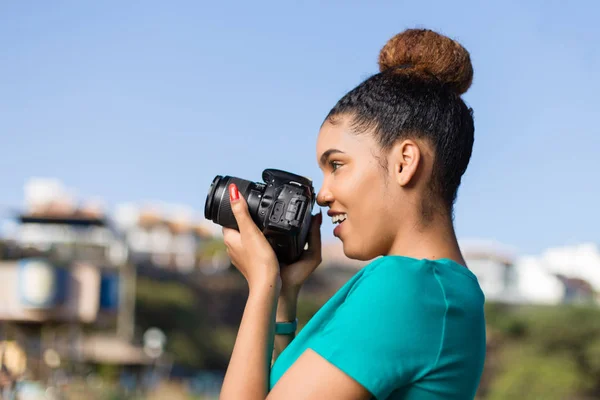 アフリカ系アメリカ人女性写真家、屋外写真を撮る- Bl — ストック写真