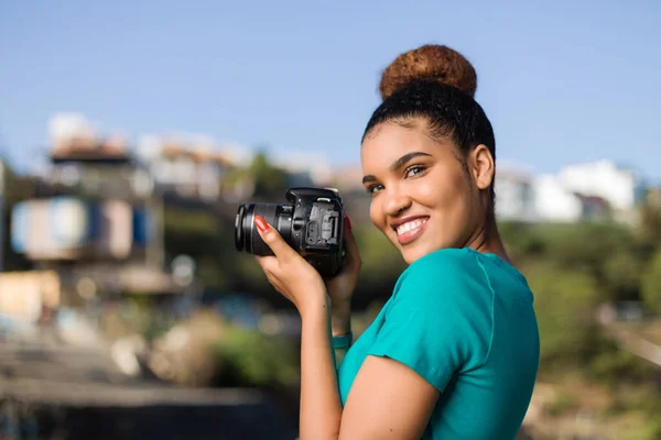 Afro-Amerikaanse fotografe neemt buitenfoto 's - Bl — Stockfoto