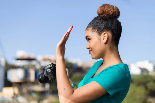 Afroamerikanische Fotografin beim Fotografieren im Freien - Bl — Stockfoto