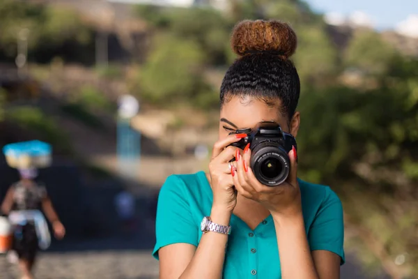 アフリカ系アメリカ人女性写真家、屋外写真を撮る- Bl — ストック写真