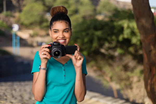 Afrikansk amerikansk kvinna fotograf tar utomhus bilder - Bl — Stockfoto