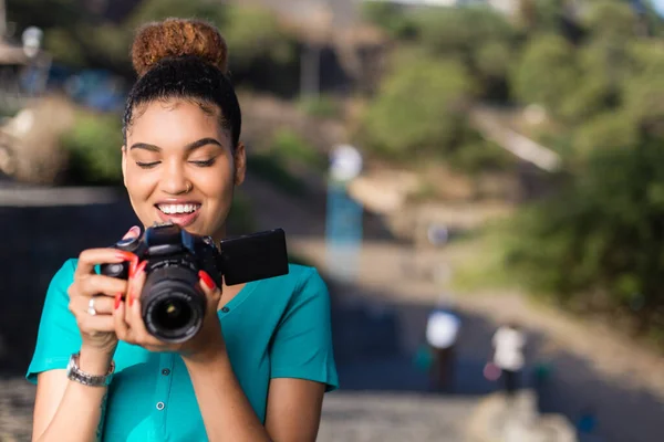 African American Woman Photographer Taking Outdoor Photos Black People — Stock Photo, Image