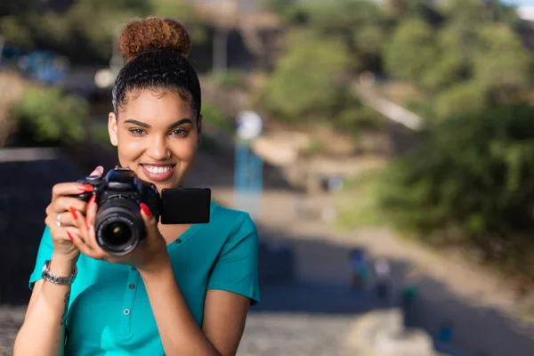 African American Woman Photographer Taking Outdoor Photos Black People — Stock Photo, Image