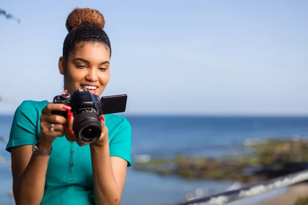 Afroamerikansk Kvinnefotograf Som Tar Bilder Utendørs Svarte – stockfoto