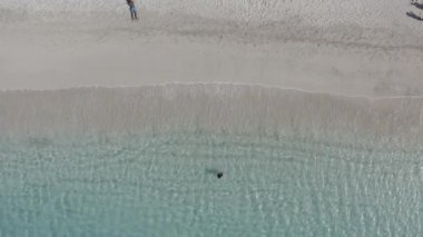 Cape Verde 'deki Sao Vicente Adası' ndaki Mindelo şehrindeki Laginha plajının derecelendirilmemiş hava manzarası