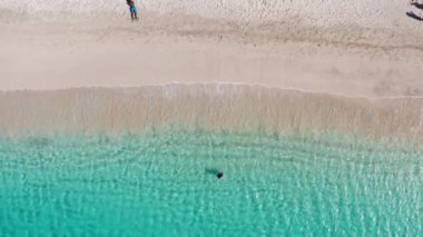 Cape Verde 'deki Sao Vicente Adası' ndaki Mindelo şehrindeki Laginha plajının havadan görüntüsü.