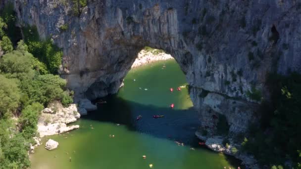 フランスのアルデシュ峡谷のヴァロン ダルクのナルラル アーチの空中写真 — ストック動画