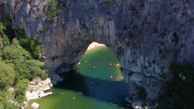 Fransa 'nın Ardeche kanyonundaki Vallon Pont D' arc 'taki Narural kemerinin hava görüntüsü