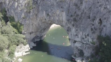 Fransa 'nın Ardeche kanyonundaki Vallon Pont D' arc 'taki Narural kemerinin derecelendirilmemiş hava görüntüsü