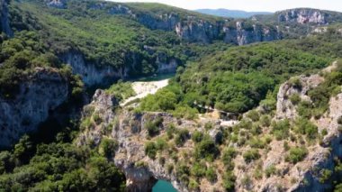 Fransa 'nın Ardeche kanyonundaki Vallon Pont D' arc 'taki Narural kemerinin hava görüntüsü