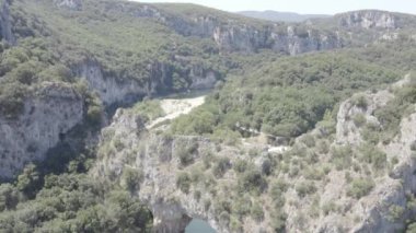 Fransa 'nın Ardeche kanyonundaki Vallon Pont D' arc 'taki Narural kemerinin derecelendirilmemiş hava görüntüsü