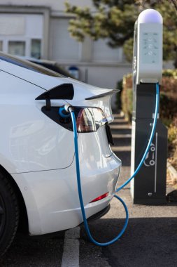 EV elektrikli araba şehirdeki bir şarj istasyonunda şarj edildi
