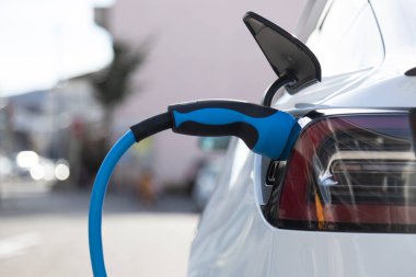 EV elektrikli araba şehirdeki bir şarj istasyonunda şarj edildi
