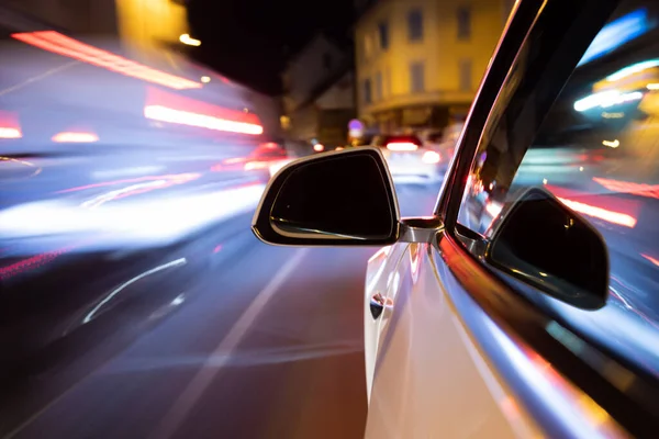 Ελαφρύ Μονοπάτι Αυτοκινήτου Ενώ Οδηγείτε Στο Coty Νύχτα — Φωτογραφία Αρχείου