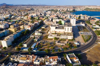Santiago 'daki Praia şehrinin havadan görünüşü - Cape Verde Adalarının başkenti - Cabo Verde