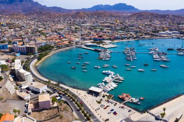 Cape Verde 'deki Sao Vicente Adası' ndaki Mindelo şehrindeki Laginha plajının havadan görüntüsü.