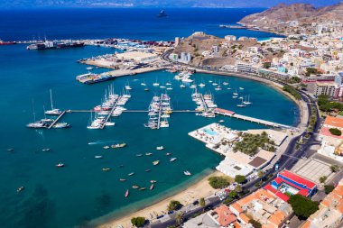 Cape Verde 'deki Sao Vicente Adası' ndaki Mindelo şehrindeki Laginha plajının havadan görüntüsü.