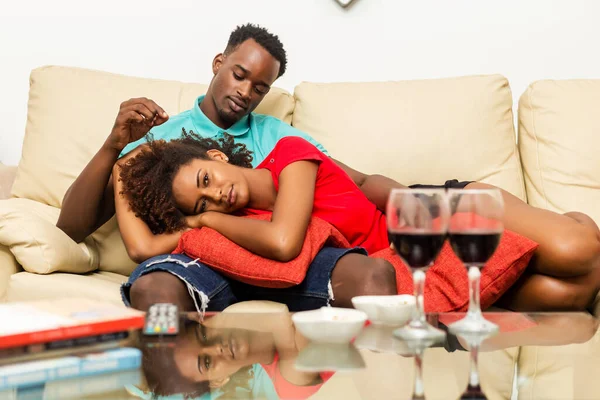 黒人アフリカ系アメリカ人のカップルのリビングルームでテレビを見て — ストック写真