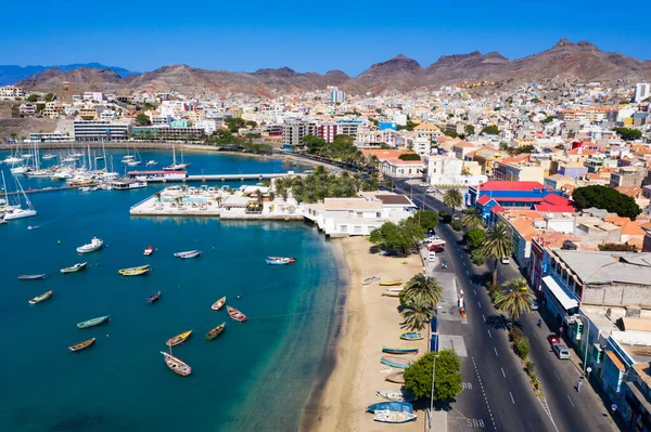Cape Verde 'deki Sao Vicente Adası' ndaki Mindelo şehrindeki Laginha plajının havadan görüntüsü.