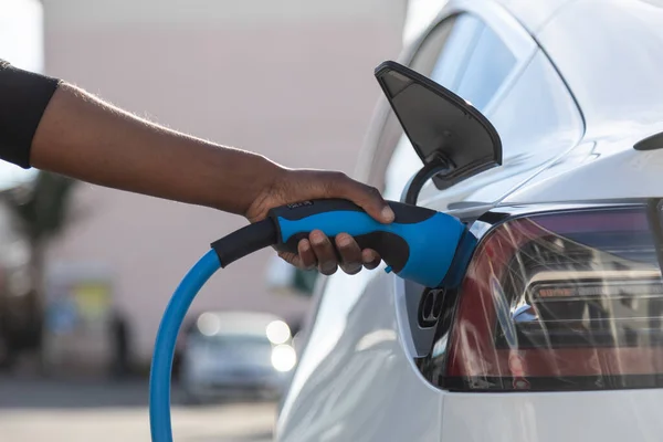 Afrikalı Amerikalı Biri Şarj Istasyonunda Elektrikli Arabasını Takıyor — Stok fotoğraf