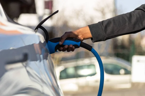 African American Person Plugin Her Electric Car Charging Station — Stock Photo, Image