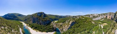 Fransa 'nın Ardeche kanyonundaki Vallon Pont D' arc 'taki Narural kemerinin hava görüntüsü