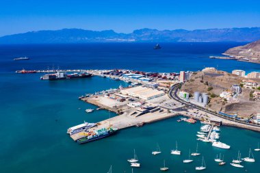 Cape Verde 'deki Sao Vicente Adası' ndaki Mindelo şehrindeki Laginha plajının havadan görüntüsü.