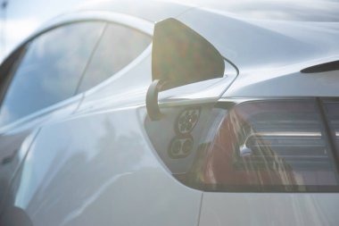 EV elektrikli araba şehirdeki bir şarj istasyonunda şarj edildi