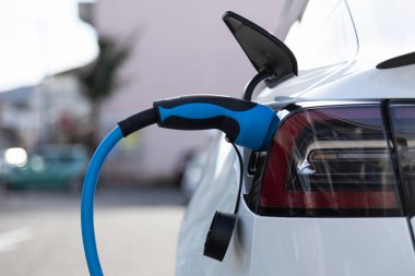 EV elektrikli araba şehirdeki bir şarj istasyonunda şarj edildi