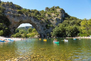 Fransa 'nın Ardeche kanyonundaki Vallon Pont D' arc 'taki Narural kemerinin hava görüntüsü