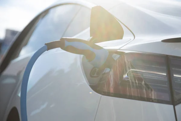 Coche Eléctrico Enchufado Carga Una Estación Recarga Ciudad — Foto de Stock