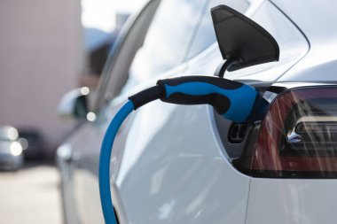EV elektrikli araba şehirdeki bir şarj istasyonunda şarj edildi