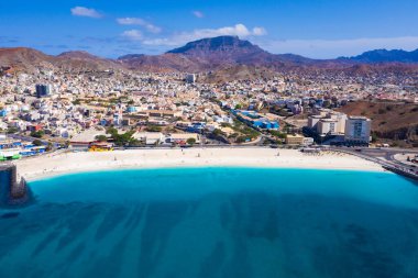 Cape Verde 'deki Sao Vicente Adası' ndaki Mindelo şehrindeki Laginha plajının havadan görüntüsü.