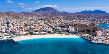 Cape Verde 'deki Sao Vicente Adası' ndaki Mindelo şehrindeki Laginha plajının havadan görüntüsü.