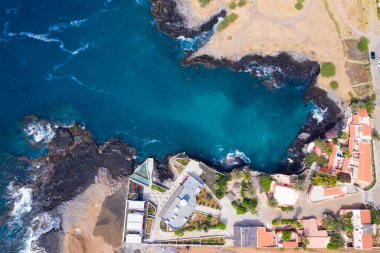 Cape Verde 'deki Santiago adasındaki Tarrafal sahili (ponta de atum) hava manzarası - Cabo Verde