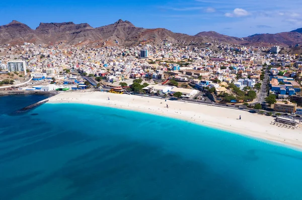 Cape Verde 'deki Sao Vicente Adası' ndaki Mindelo şehrindeki Laginha plajının havadan görüntüsü.