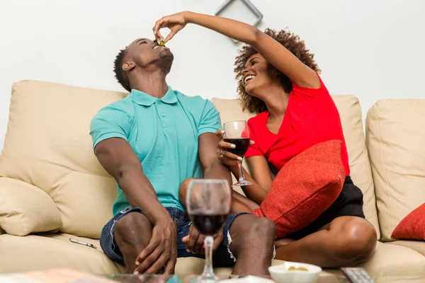 非洲裔美国人夫妇在客厅喝酒 — 图库照片