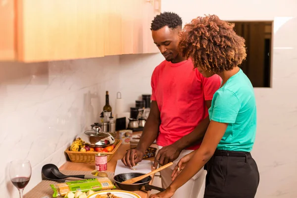 非洲裔美国人夫妇在厨房做饭 — 图库照片