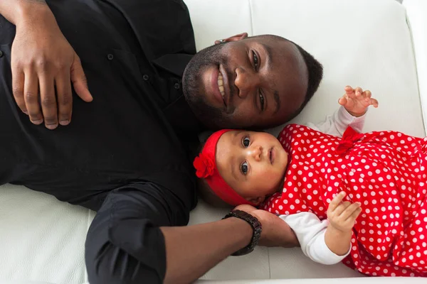 Молодой Африканский Отец Американец Держит Собой Свою Малышку — стоковое фото
