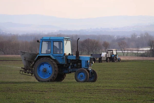 Um trator está no campo. — Fotografia de Stock